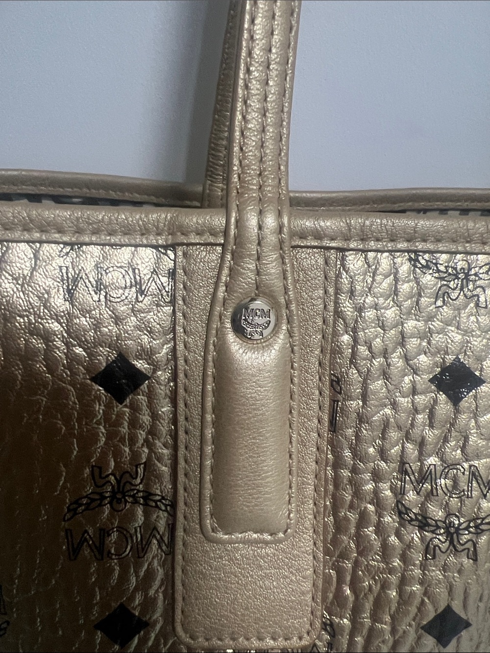 MCM Metallic Gold Logo-Print Tote Bag - Picture 11 of 13